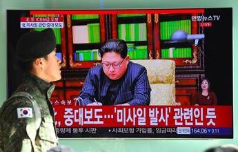 Kim ispeziona fabbrica gomme per trasporto missili Kim ispeziona fabbrica gomme per trasporto missili